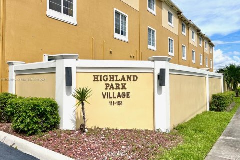 Condo in Hallandale Beach, Florida, 3 bedrooms  № 1378982 - photo 2