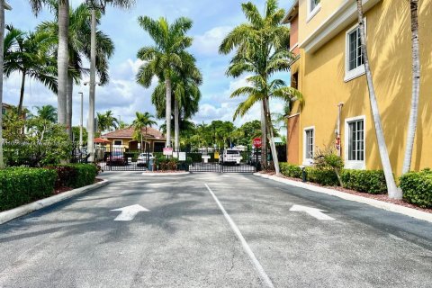 Copropriété à vendre à Hallandale Beach, Floride: 3 chambres, 113.06 m2 № 1378982 - photo 24