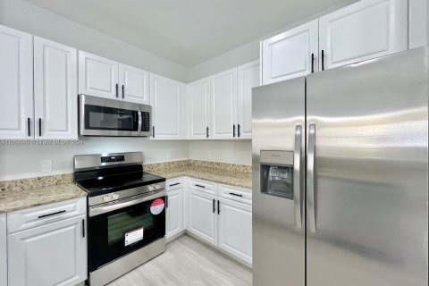 Condo in Hallandale Beach, Florida, 3 bedrooms  № 1378982 - photo 11