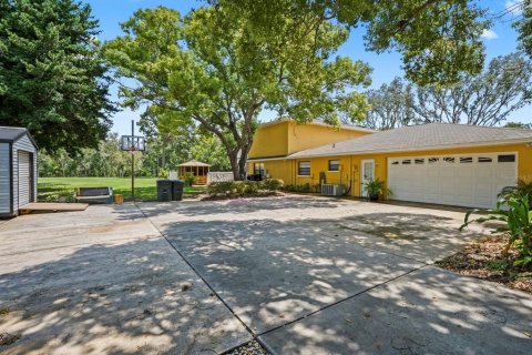 House in New Port Richey, Florida 5 bedrooms, 307.13 sq.m. № 1344605 - photo 2