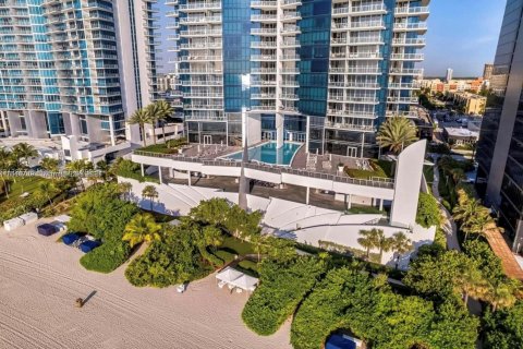 Condo in Sunny Isles Beach, Florida, 2 bedrooms  № 1351908 - photo 1