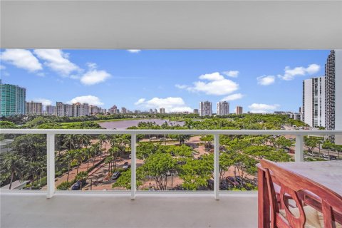 Condo in Aventura, Florida, 2 bedrooms  № 1351865 - photo 13