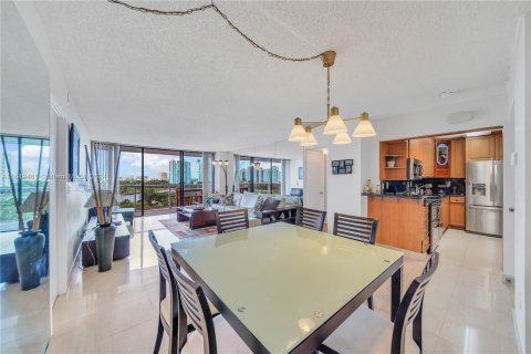 Condo in Aventura, Florida, 2 bedrooms  № 1351865 - photo 9