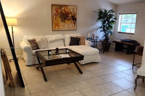 House in South Miami, Florida 3 bedrooms, 172.98 sq.m. № 1351909 - photo 3