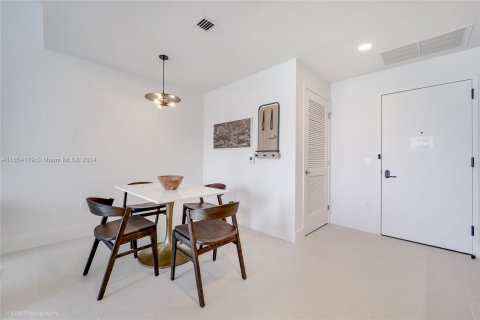 Condominio en alquiler en Miami, Florida, 1 dormitorio, 55.56 m2 № 1351960 - foto 9