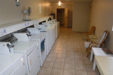 Condo in Lauderhill, Florida, 1 bedroom  № 1021945 - photo 4