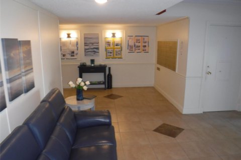 Condo in Lauderhill, Florida, 1 bedroom  № 1021945 - photo 1