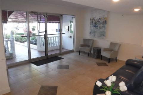 Condominio en venta en Lauderhill, Florida, 1 dormitorio, 86.21 m2 № 1021945 - foto 2