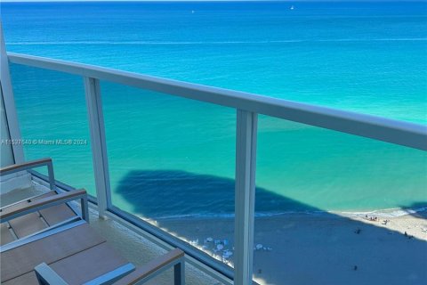 Hotel en venta en Sunny Isles Beach, Florida, 61.69 m2 № 1021895 - foto 1