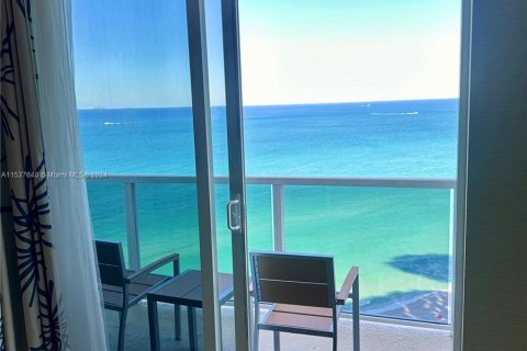 Hotel en venta en Sunny Isles Beach, Florida, 61.69 m2 № 1021895 - foto 2