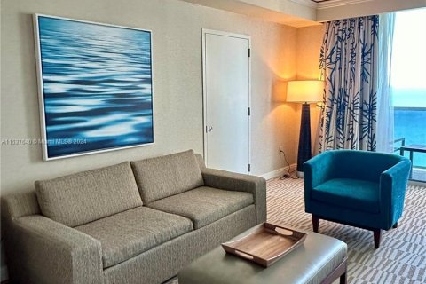 Hotel en venta en Sunny Isles Beach, Florida, 61.69 m2 № 1021895 - foto 4