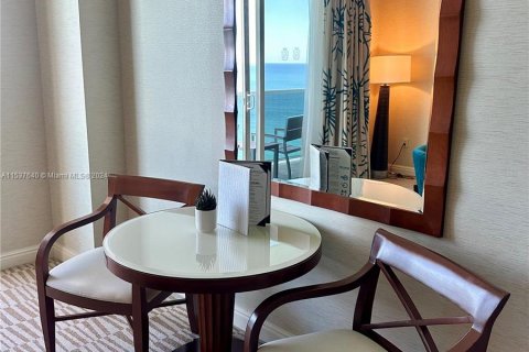 Hotel en venta en Sunny Isles Beach, Florida, 61.69 m2 № 1021895 - foto 3