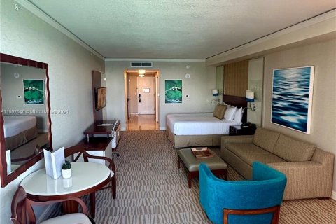 Hotel en venta en Sunny Isles Beach, Florida, 61.69 m2 № 1021895 - foto 6