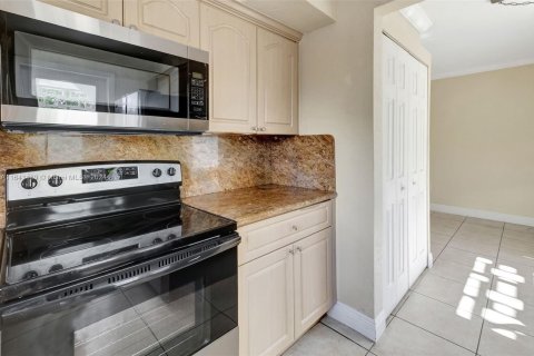 Condo in Bay Harbor Islands, Florida, 1 bedroom  № 1325229 - photo 7