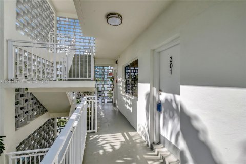 Condominio en venta en Bay Harbor Islands, Florida, 1 dormitorio, 71.07 m2 № 1325229 - foto 17