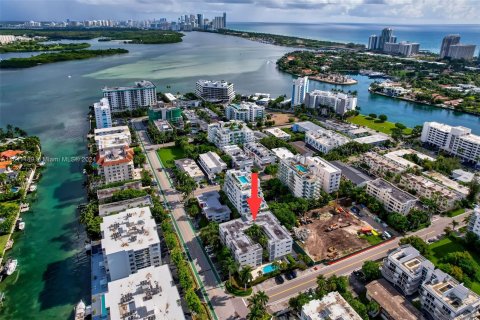 Condo in Bay Harbor Islands, Florida, 1 bedroom  № 1325229 - photo 1