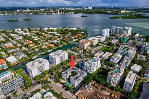 Condominio en venta en Bay Harbor Islands, Florida, 1 dormitorio, 71.07 m2 № 1325229 - foto 2