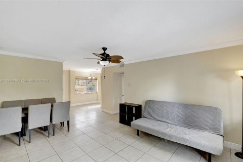 Condominio en venta en Bay Harbor Islands, Florida, 1 dormitorio, 71.07 m2 № 1325229 - foto 10