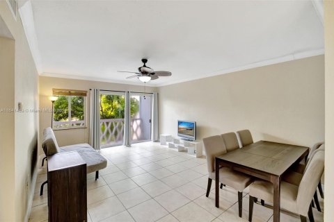 Condominio en venta en Bay Harbor Islands, Florida, 1 dormitorio, 71.07 m2 № 1325229 - foto 9