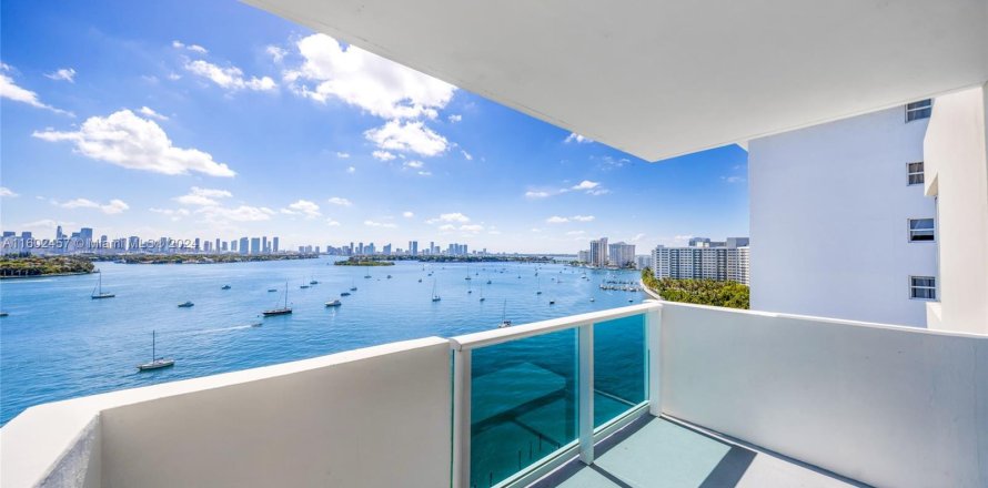 Condominio en Miami Beach, Florida, 2 dormitorios  № 1224980