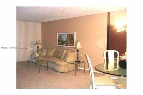 Condo in Hollywood, Florida, 1 bedroom  № 1224981 - photo 9