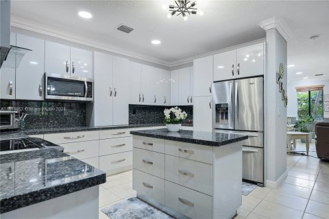 Casa en venta en Cutler Bay, Florida, 5 dormitorios, 366.5 m2 № 1054243 - foto 11
