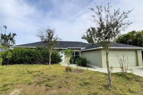 House in Cape Coral, Florida 3 bedrooms, 172.8 sq.m. № 1051888 - photo 1