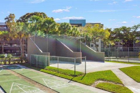 Condo in Pembroke Pines, Florida, 1 bedroom  № 1327976 - photo 27