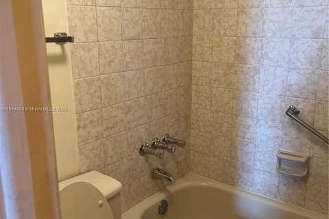 Condo in Pembroke Pines, Florida, 1 bedroom  № 1327976 - photo 12