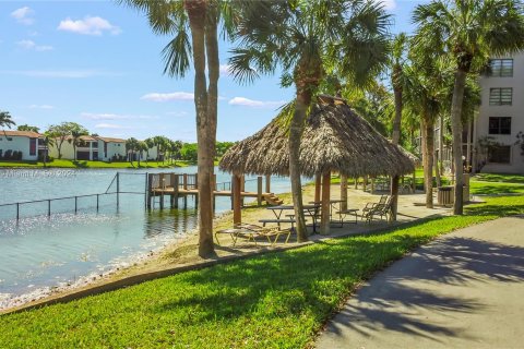 Condo in Pembroke Pines, Florida, 1 bedroom  № 1327976 - photo 29