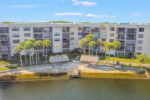 Condo in Pembroke Pines, Florida, 1 bedroom  № 1327976 - photo 23