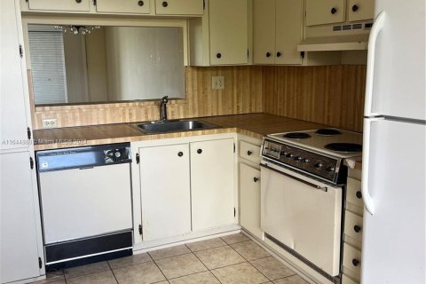 Condo in Pembroke Pines, Florida, 1 bedroom  № 1327976 - photo 7