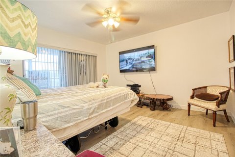 Condo in Hollywood, Florida, 1 bedroom  № 1272742 - photo 8