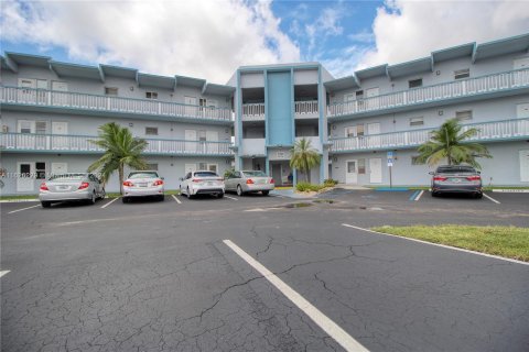 Condo in Hollywood, Florida, 1 bedroom  № 1272742 - photo 1