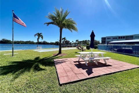 Condo in Hollywood, Florida, 1 bedroom  № 1272742 - photo 23