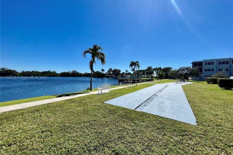 Condo in Hollywood, Florida, 1 bedroom  № 1272742 - photo 26