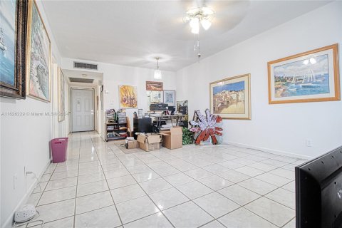 Condo in Hollywood, Florida, 1 bedroom  № 1272742 - photo 5