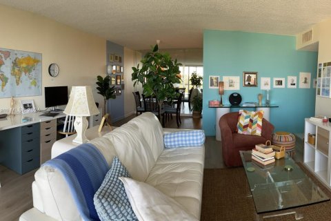 Condo in Lauderhill, Florida, 2 bedrooms  № 1272643 - photo 15