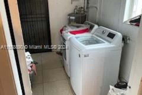 House in Miami, Florida 4 bedrooms, 150.5 sq.m. № 1386039 - photo 15