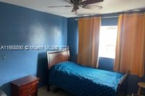 House in Miami, Florida 4 bedrooms, 150.5 sq.m. № 1386039 - photo 10