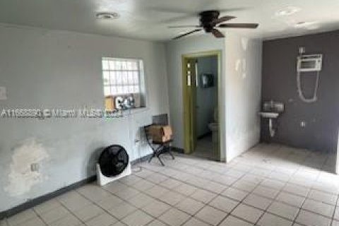 House in Miami, Florida 4 bedrooms, 150.5 sq.m. № 1386039 - photo 12