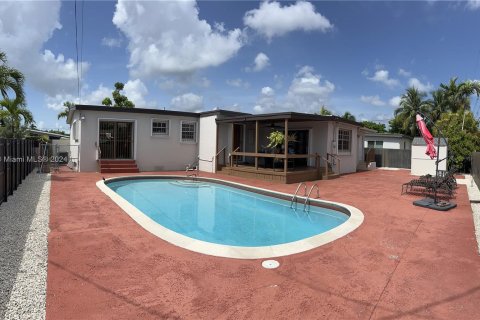 House in Miami, Florida 4 bedrooms, 165.37 sq.m. № 1237826 - photo 14