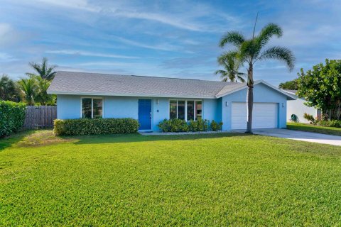 House in Tequesta, Florida 4 bedrooms, 158.86 sq.m. № 1072753 - photo 1