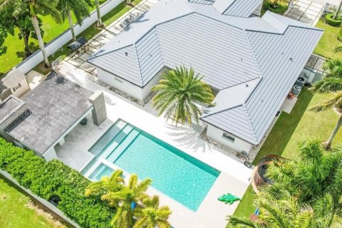 Villa ou maison à vendre à Sweetwater, Floride: 5 chambres, 266.44 m2 № 1047062 - photo 3