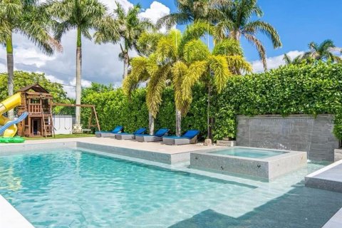 Villa ou maison à vendre à Sweetwater, Floride: 5 chambres, 266.44 m2 № 1047062 - photo 7