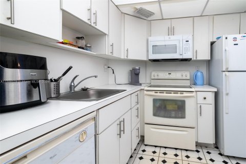 Condo in Sunny Isles Beach, Florida, 2 bedrooms  № 1210005 - photo 9