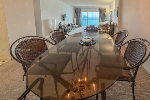 Condo in Sunny Isles Beach, Florida, 2 bedrooms  № 1210005 - photo 7