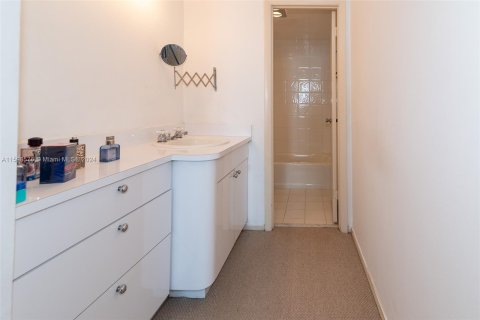 Condo in Sunny Isles Beach, Florida, 2 bedrooms  № 1210005 - photo 15