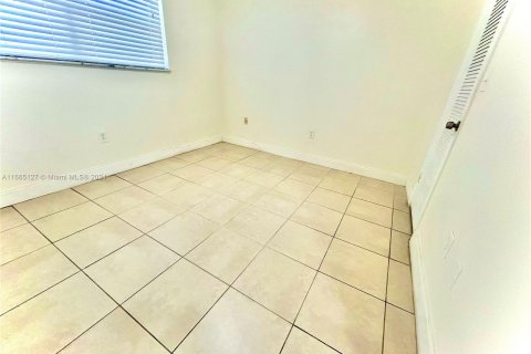 Condo in Sunrise, Florida, 2 bedrooms  № 1377429 - photo 12