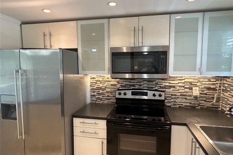 Condo in Sunrise, Florida, 2 bedrooms  № 1377429 - photo 2